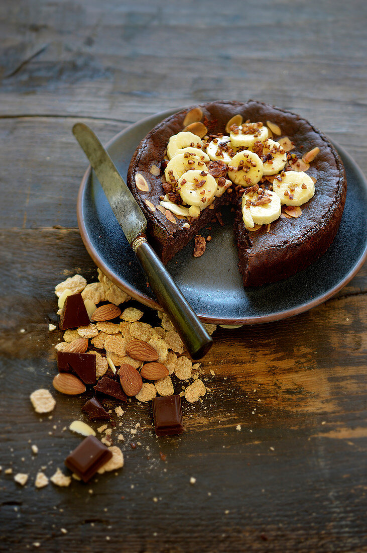 Buchweizen-Schokoladenkuchen mit Mandeln und Bananen