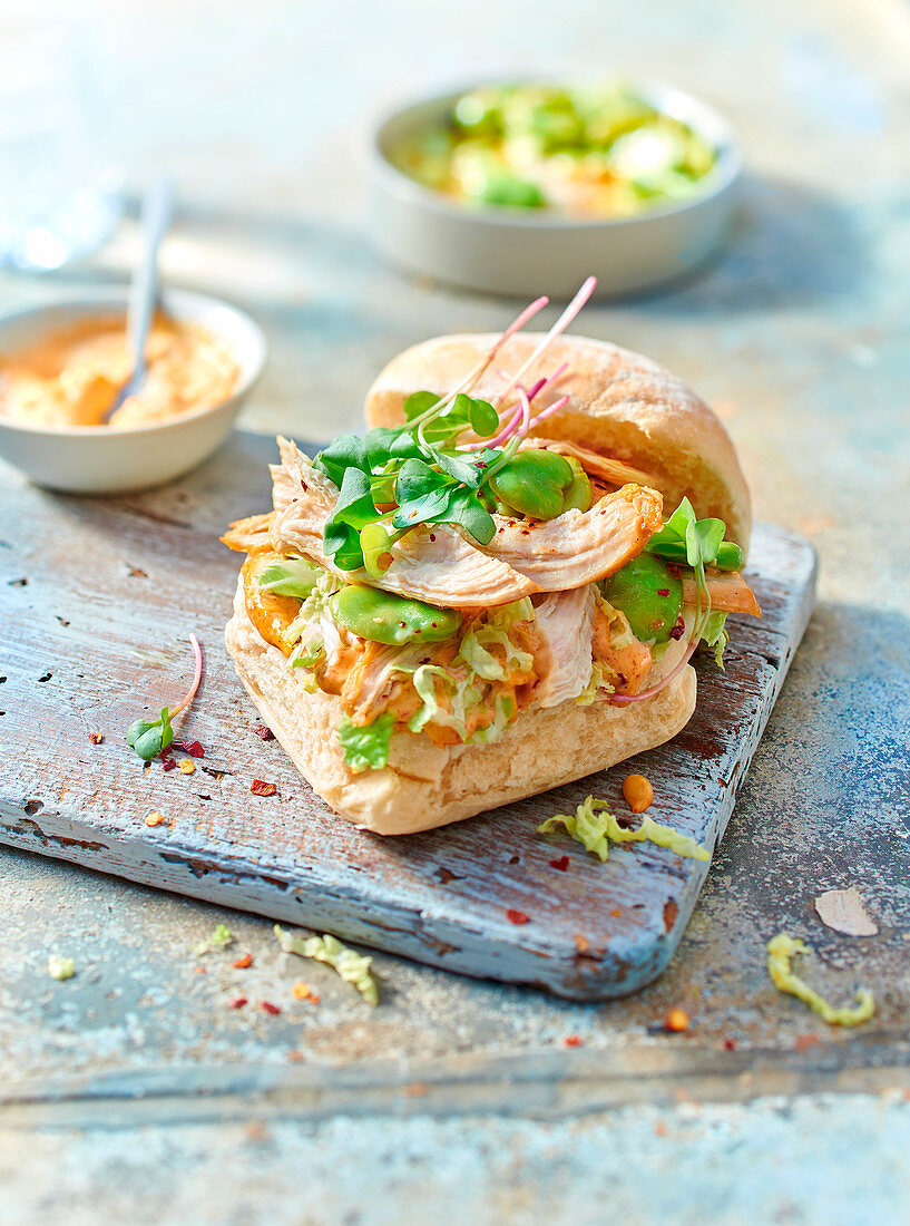 Brötchen-Sandwich mit Huhn, Bohnen, Chinakohl und Mayonnaise