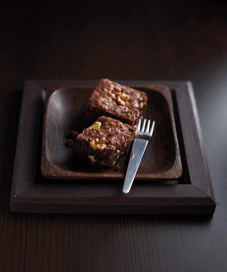 Brownie mit dunkler und weißer Schokolade