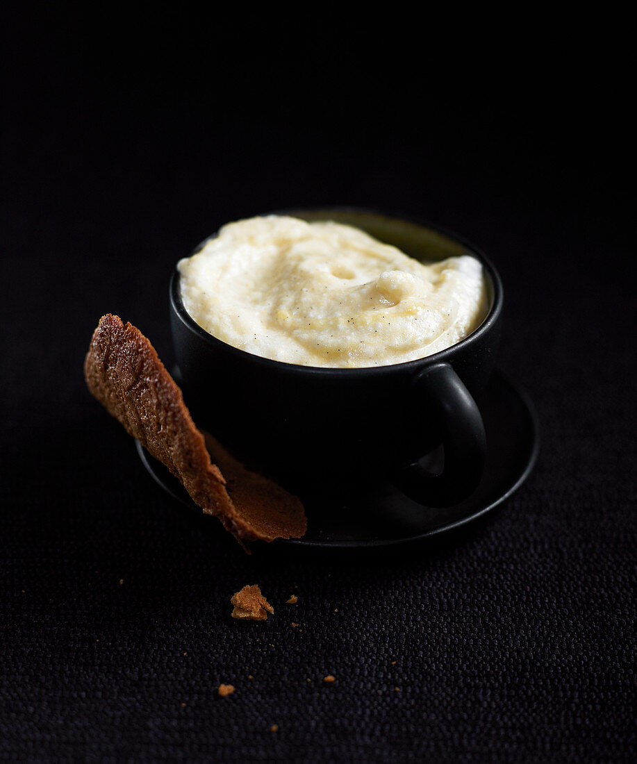 Vanilla mousseline with chocolate biscuits