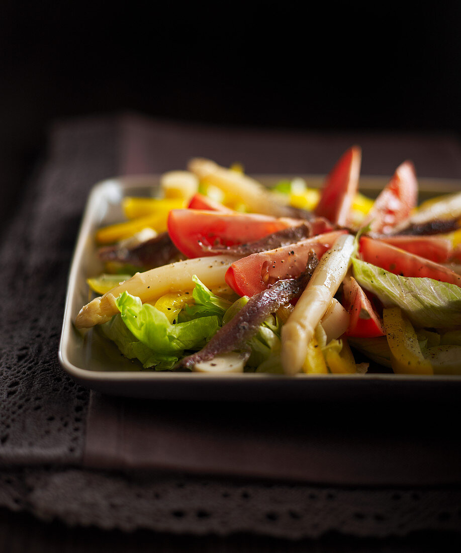Spanischer Salat mit Spargel und Sardellen