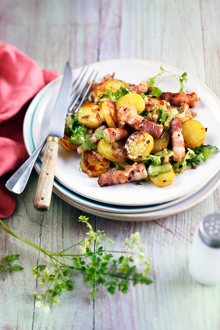 Kartoffelsalat mit gestreiftem Speck aus den Ardennen (Frankreich)