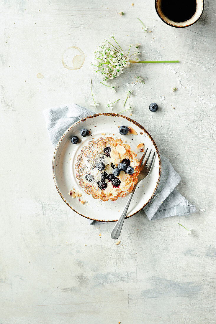 Blueberry tartlet with almonds