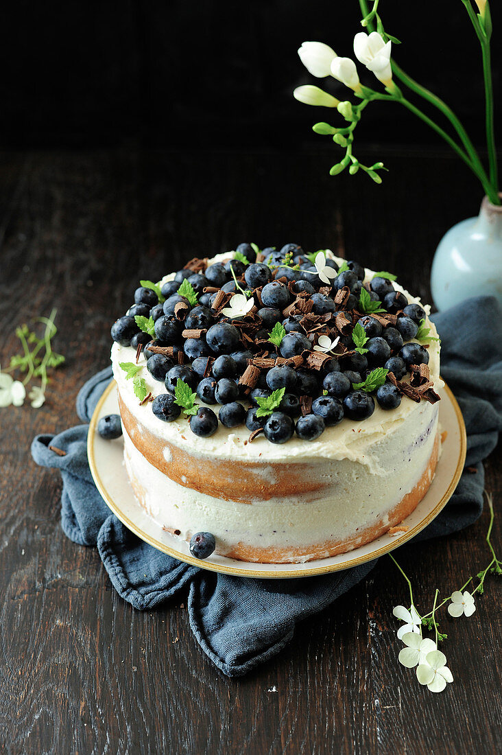 Biskuittorte mit Blaubeeren