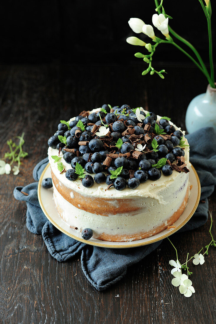 Sponge cake with blueberries