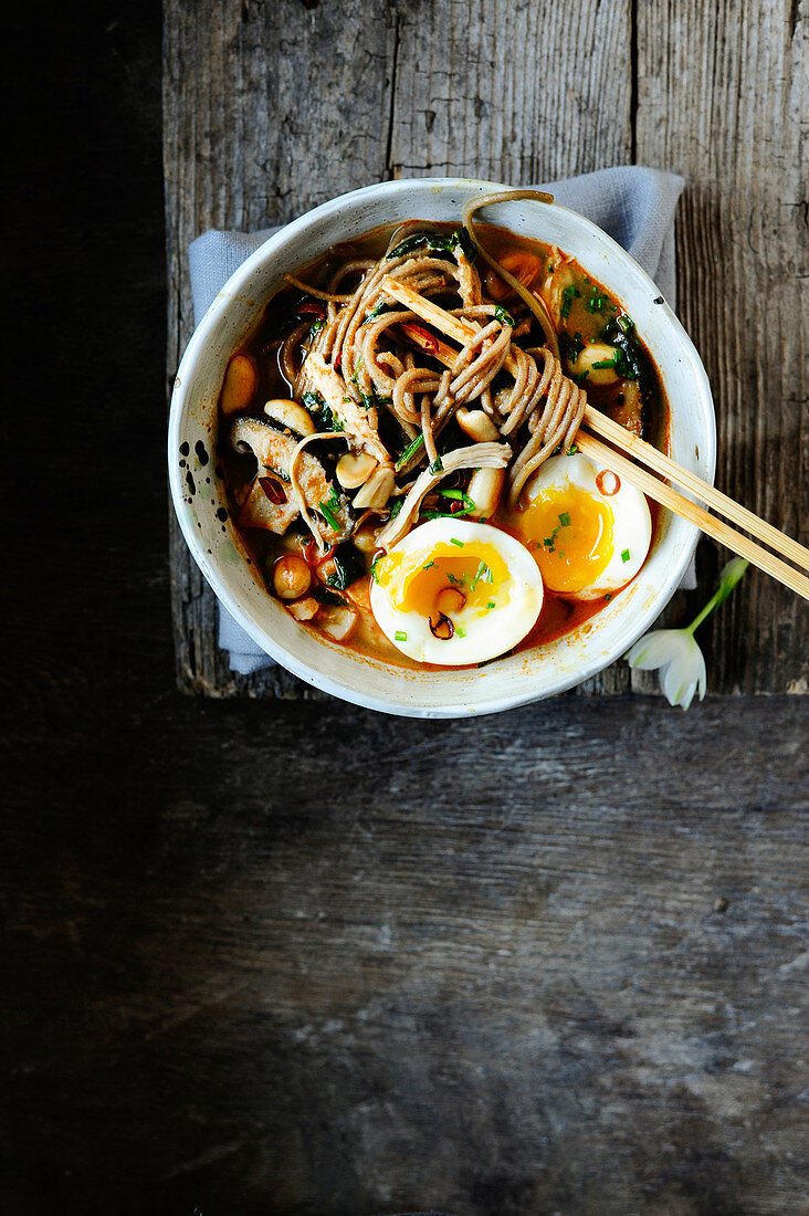 Ramen-Suppe mit Nudeln, Pilzen unnd Ei (Japan)