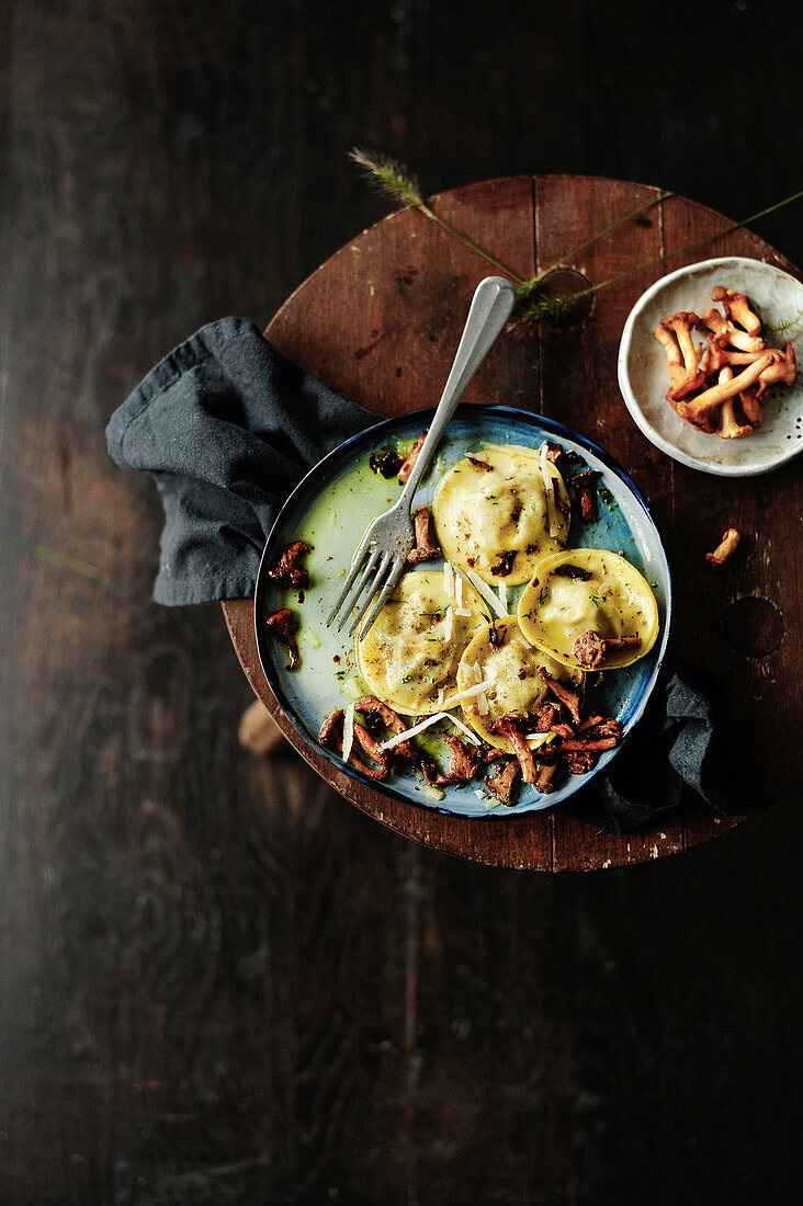 Ravioli mit Hühnchenfüllung und Pfifferlingen