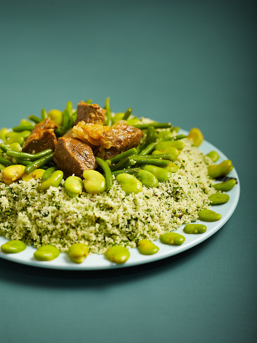Grüner Couscous mit grünen Bohnen und Fleisch