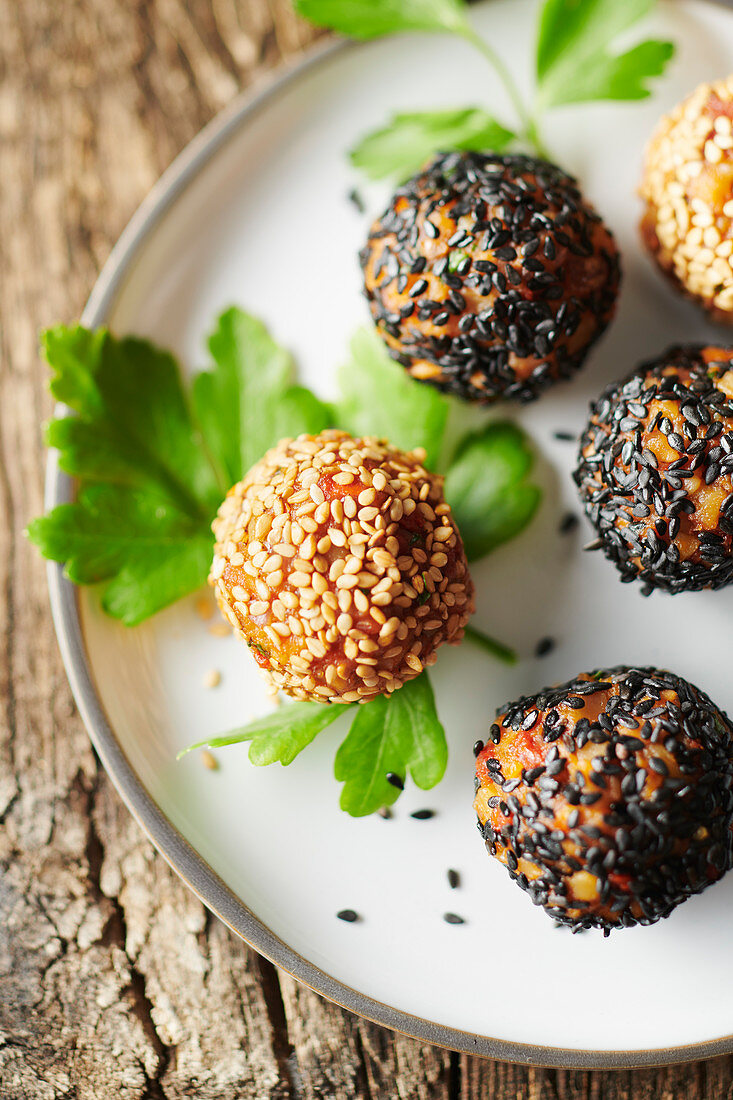 Wild bites with 2 sesame seeds, dried fruits and chestnut