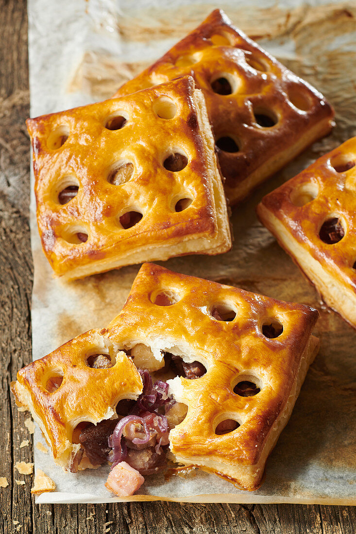 Onion puff pastry with chestnuts