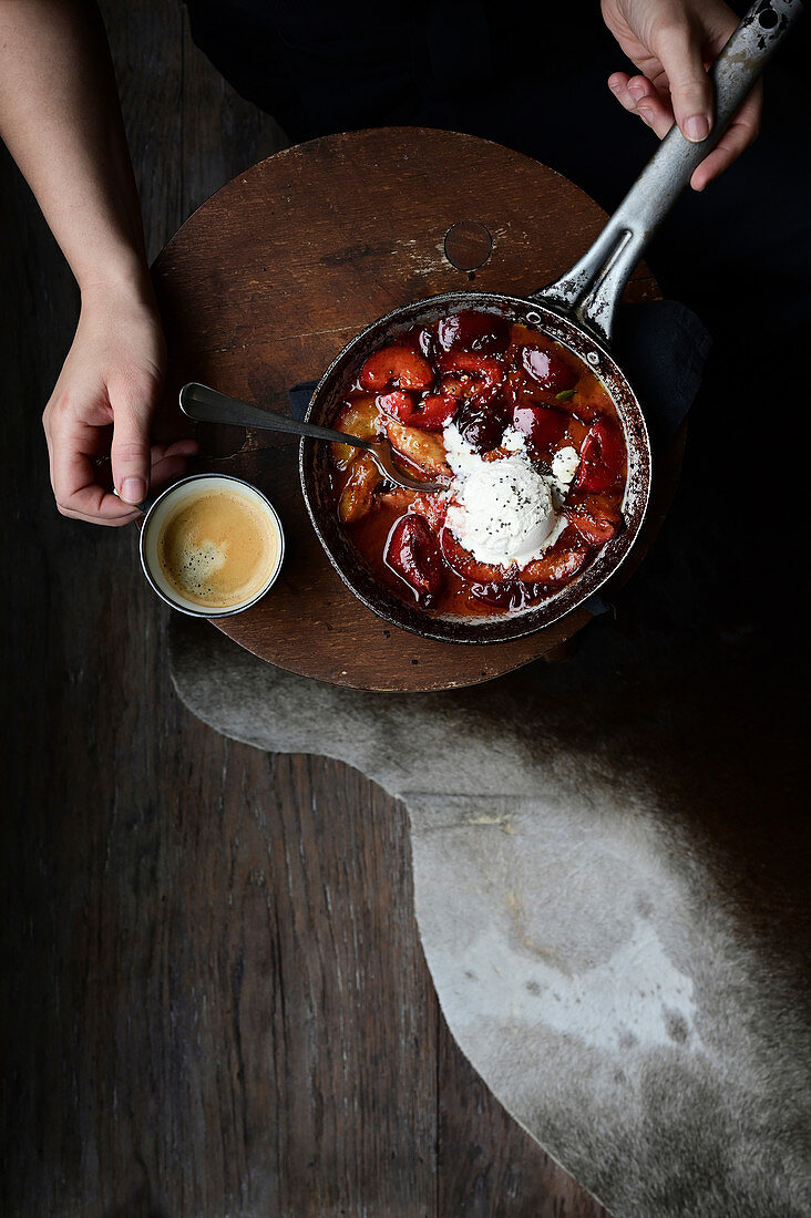 Plums cooked in the oven with ice cream