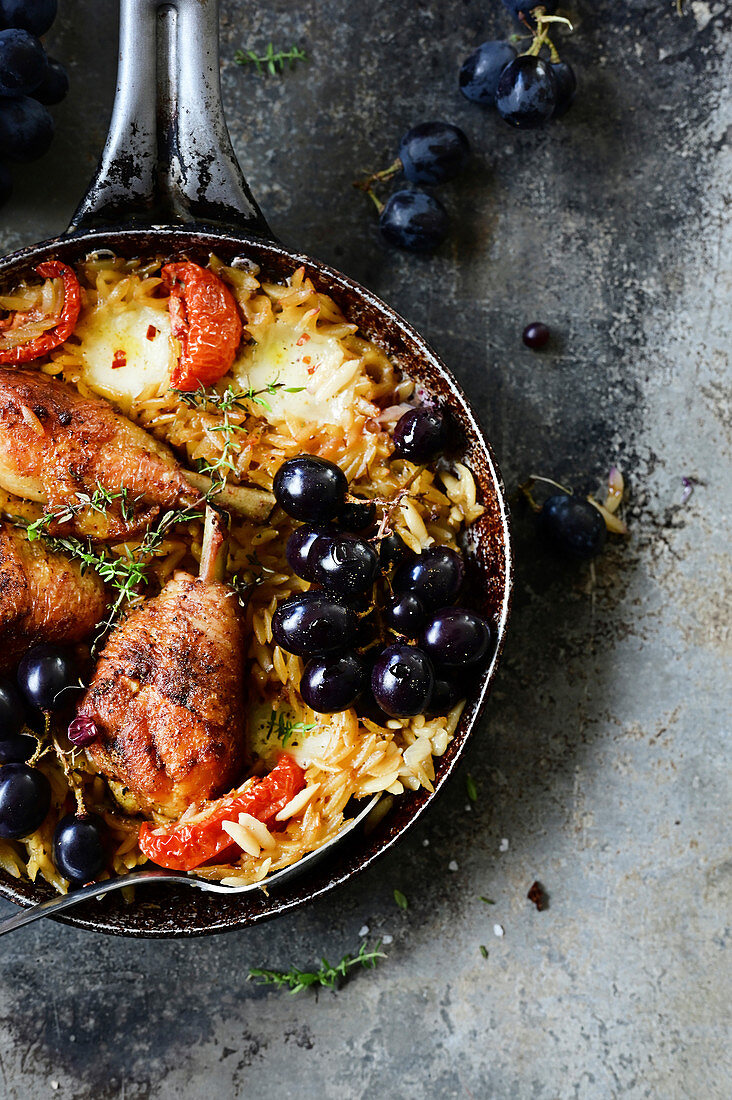 Huhn mit Orzo-Nudeln und Trauben