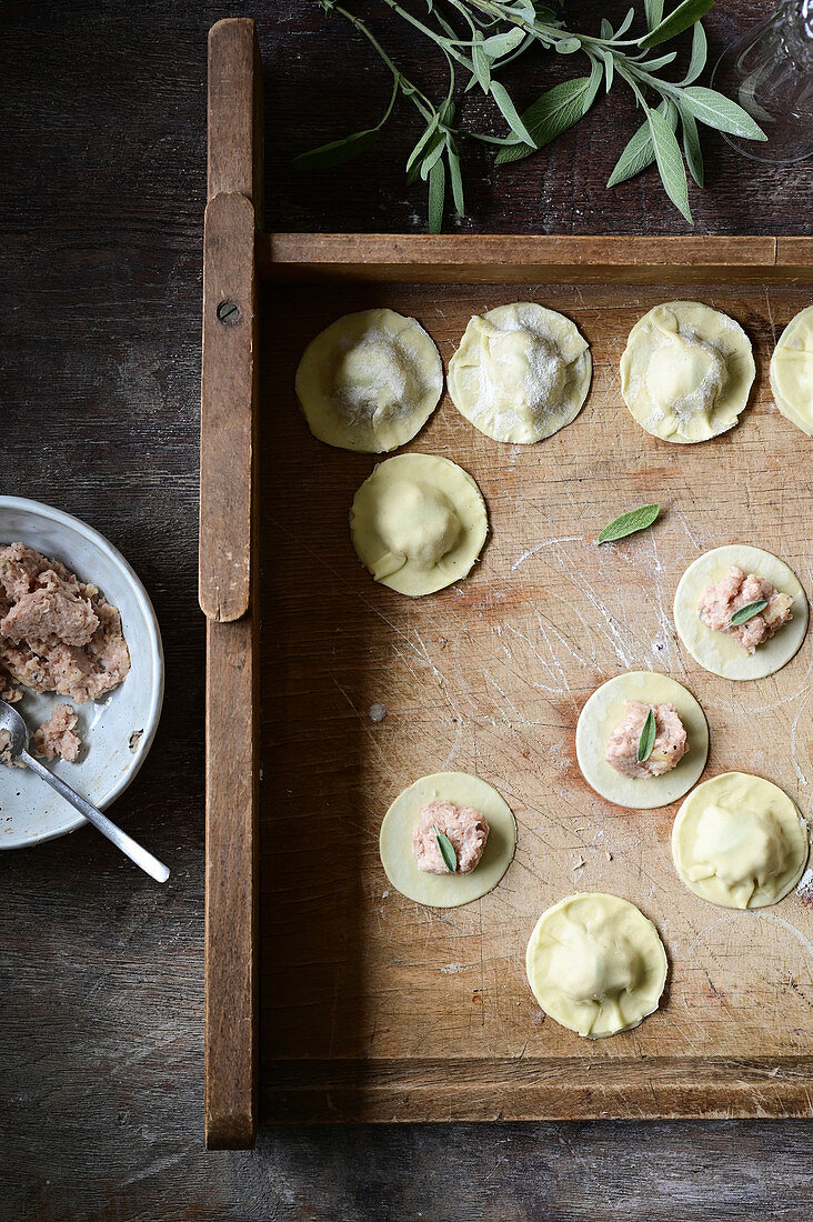 Ravioli mit Schweinefleisch-Garnelen-Füllung zubereiten