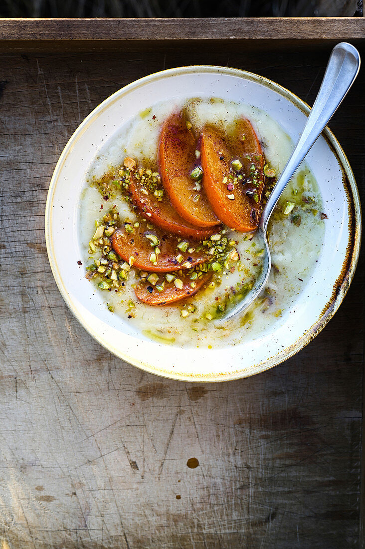 Semolina pudding with kakis and pistachios