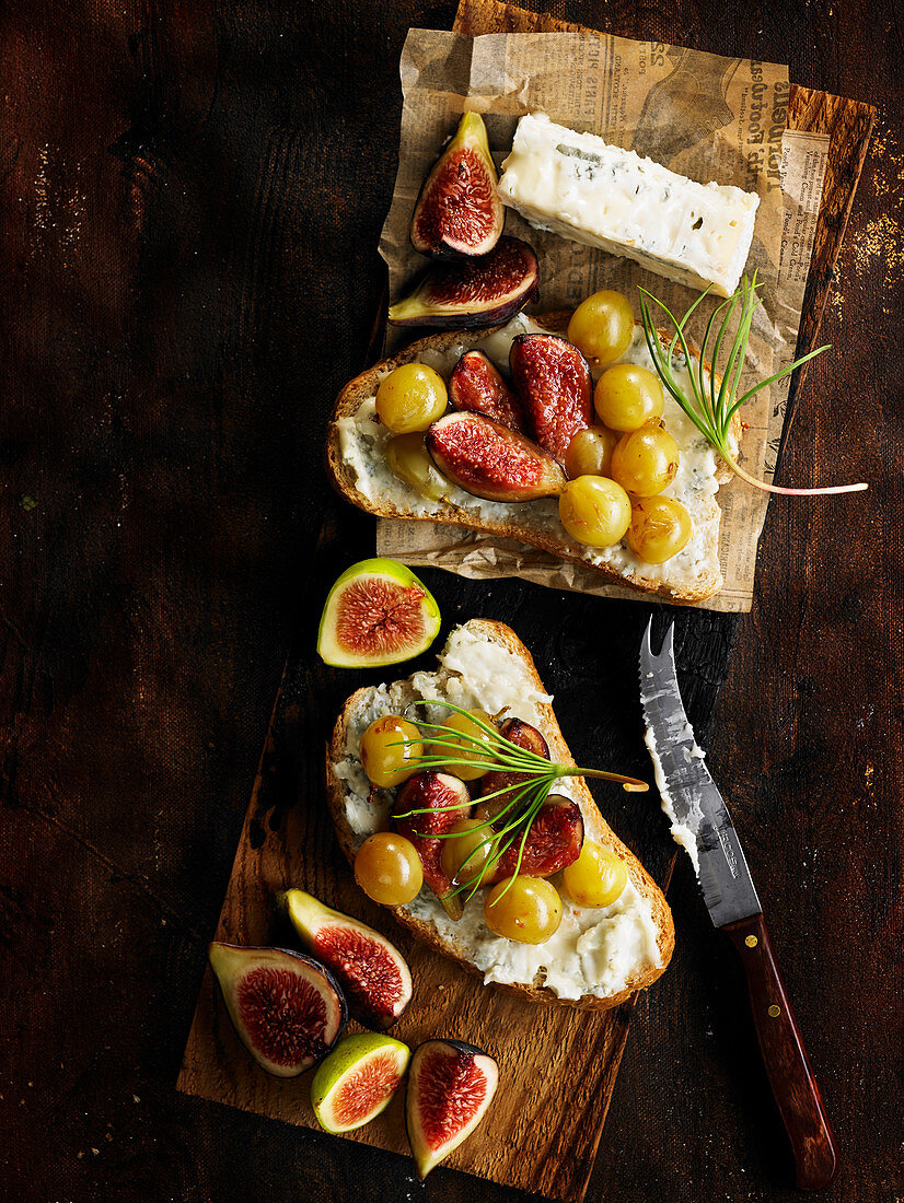 Gorgonzola toast with figs and grapes