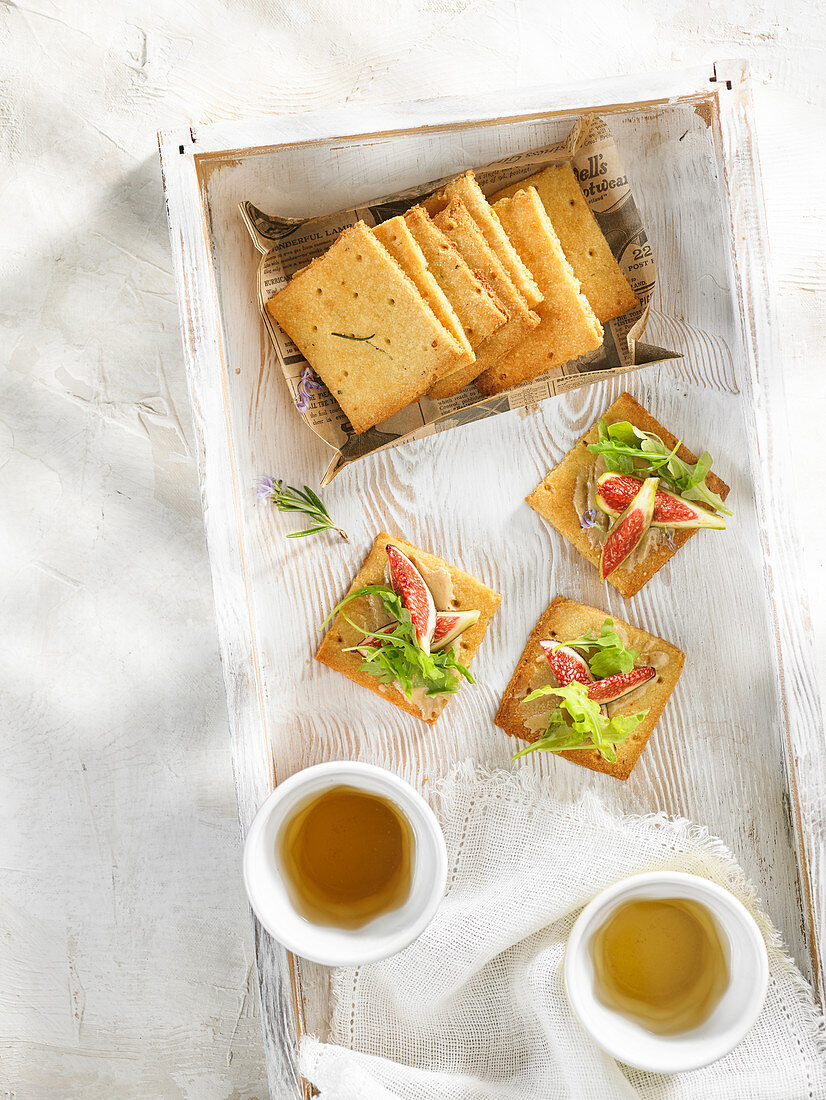 Vegane Käsecracker serviert mit Feigen und Rucola