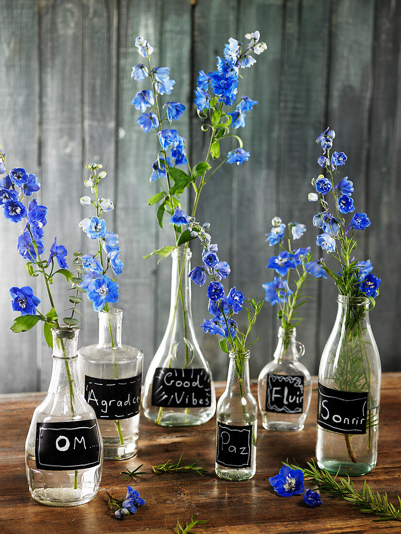 Glasflaschen als Vasen dekoriert mit DIY-Etiketten