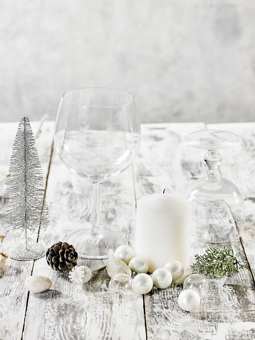 Weihnachtliche Tischdeko in Weiß mit Kerze und Kugeln