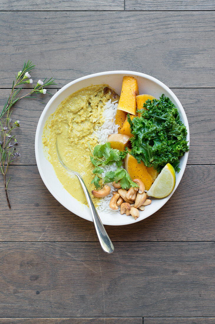 Reis-Bowl mit Kürbis, Grünkohl, Currycreme und Cashewnüssen