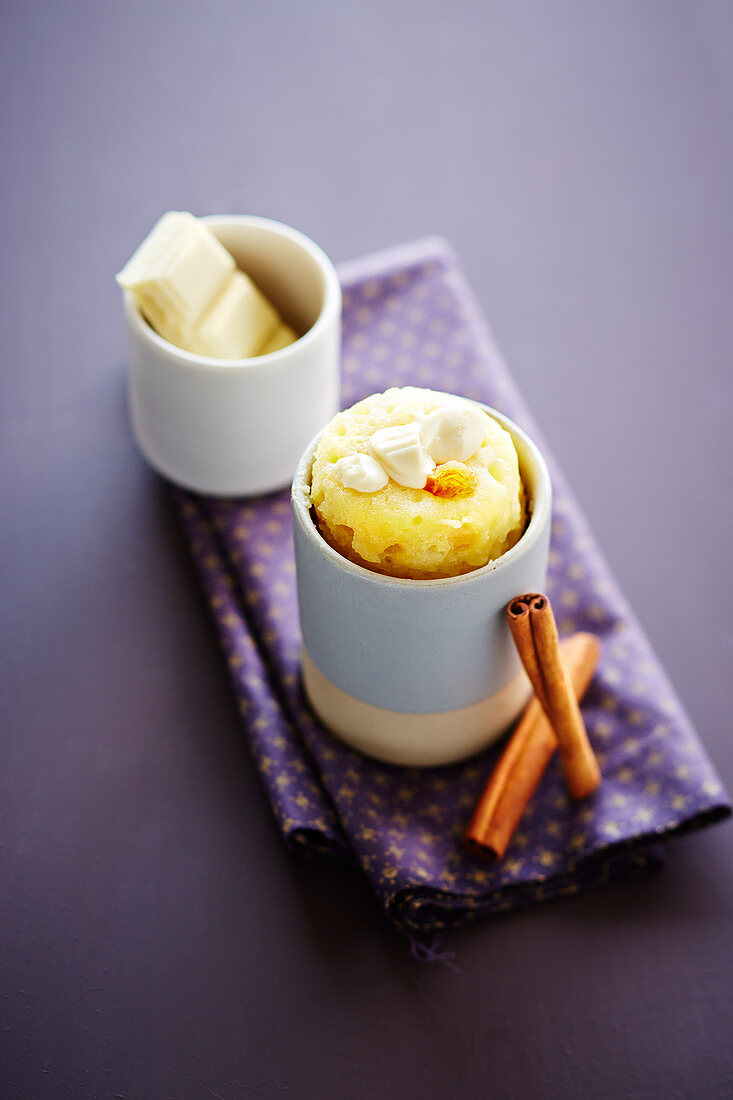 Tassenkuchen mit weißer Schokolade und Zimt