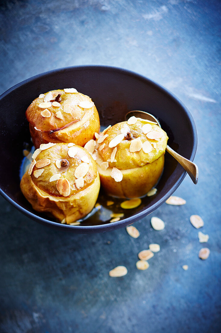 Baked apples with almonds