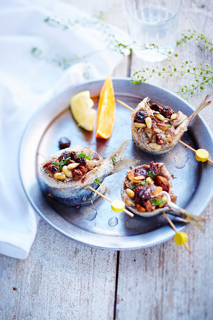 Sardinenröllchen mit Trockenfrüchten vom Plancha-Grill