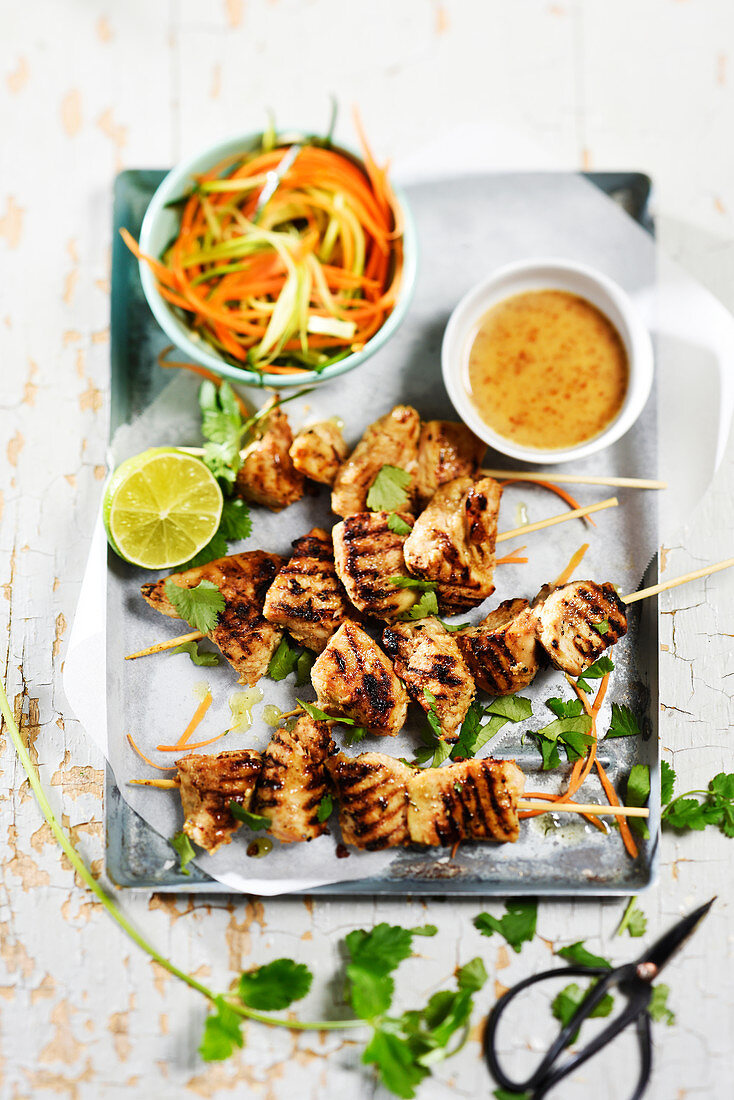 Gegrillte Hähnchenspieße mit Sate-Sauce