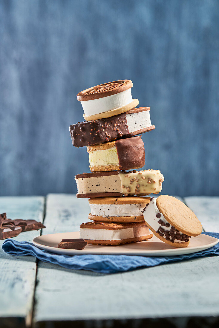 Turm aus verschiedenen Eiscreme-Sandwiches