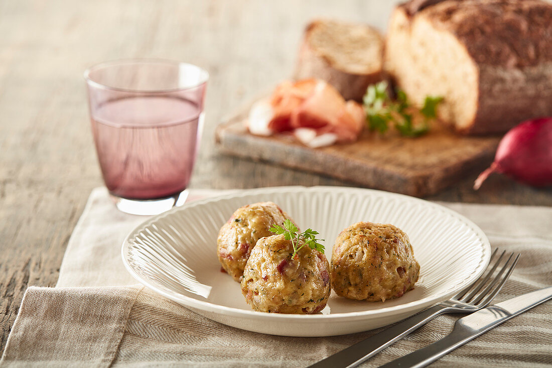 Brotbällchen mit rohem Schinken