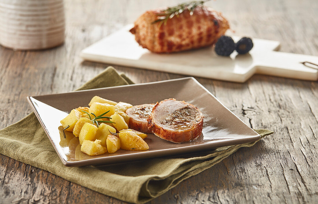 Gefüllter Kalbsroulade-Braten mit Kartoffeln