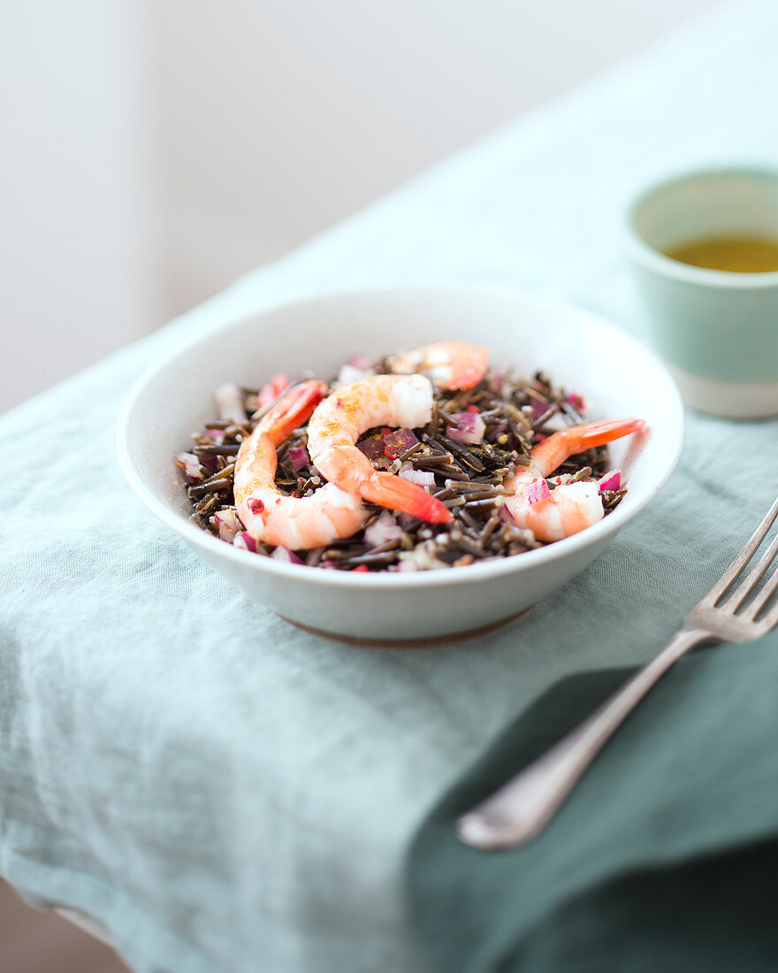 Schwarzer Reissalat mit Garnelen und roten Zwiebeln