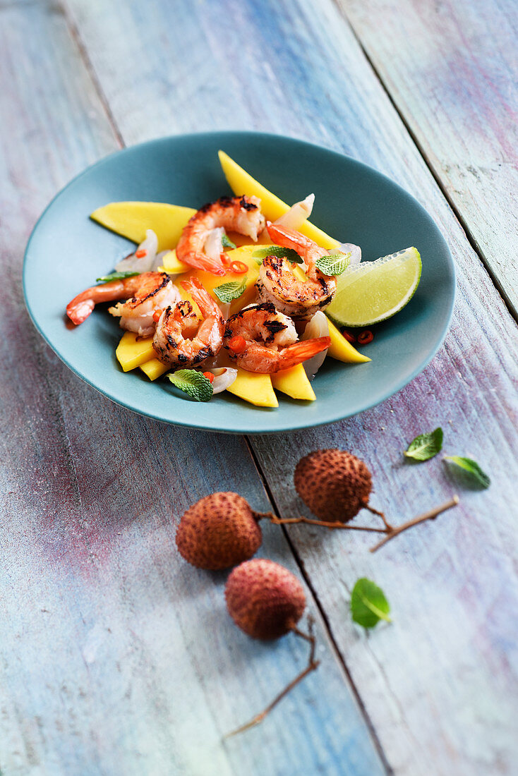 Garnelensalat mit Mango, Litschi, Limette und Minze