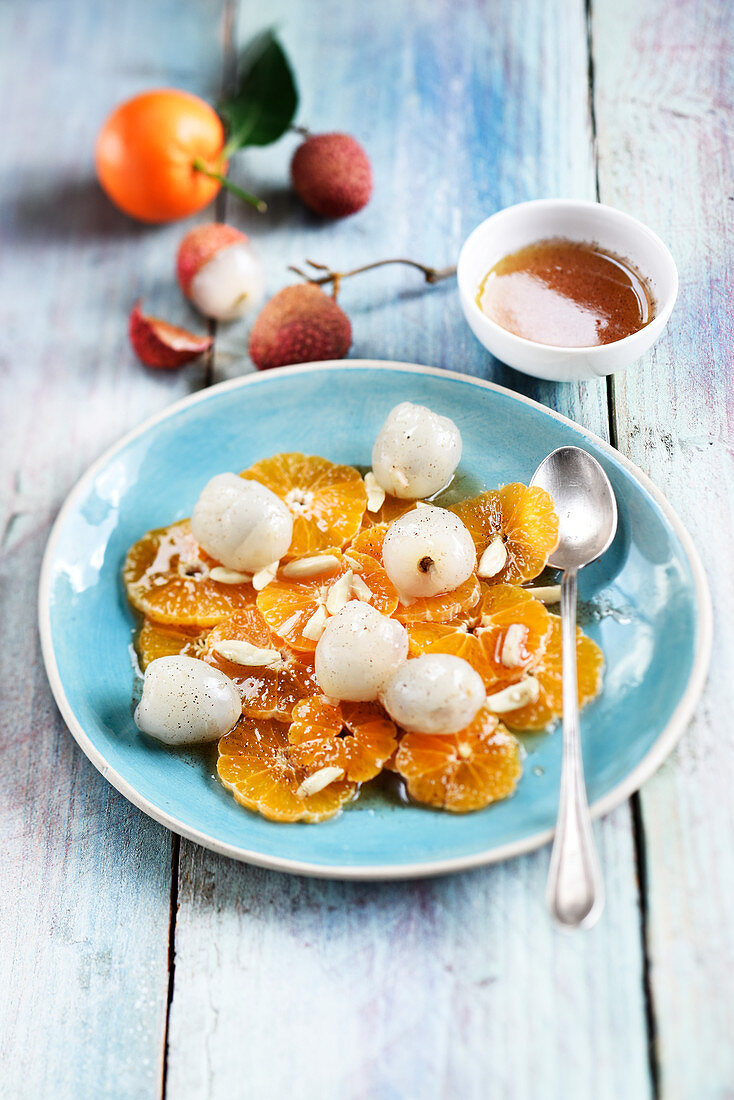 Clementinensalat mit Litschis, Mandeln und Vanillesirup