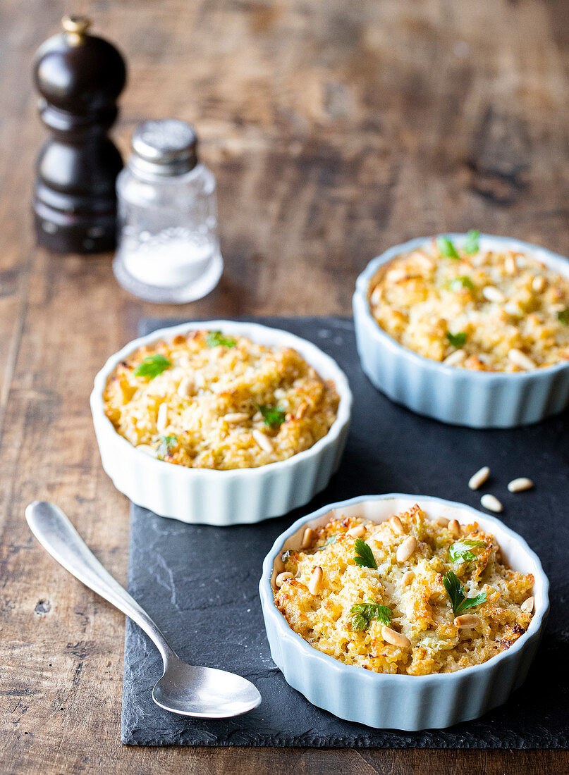 Small bulgur wheat gratin with leek and pine nuts