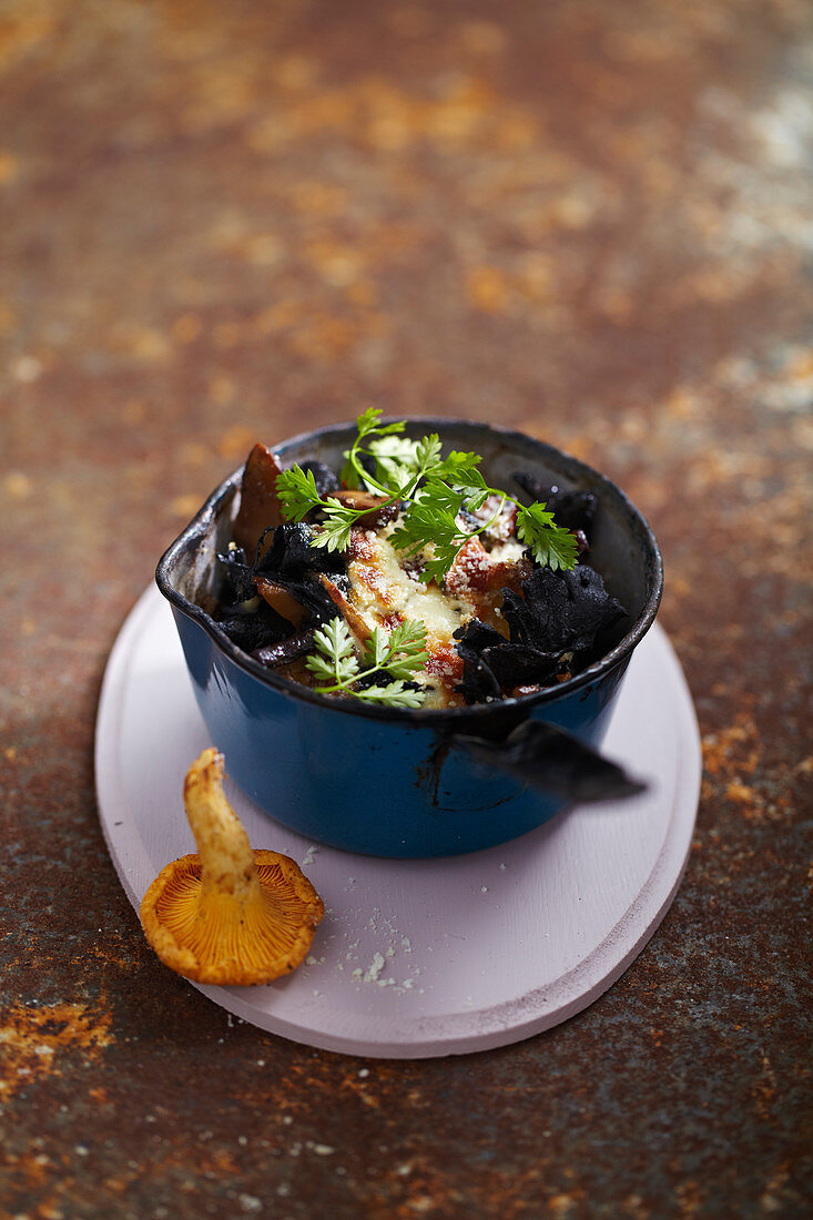 Mushroom cassolette with shallots