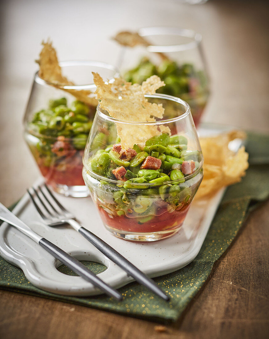 Baked beans and tomatoes verrine with parmesan chips