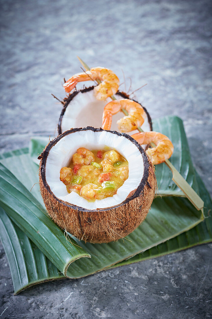 Garnelen-Kokos-Curry serviert in Kokosnuss