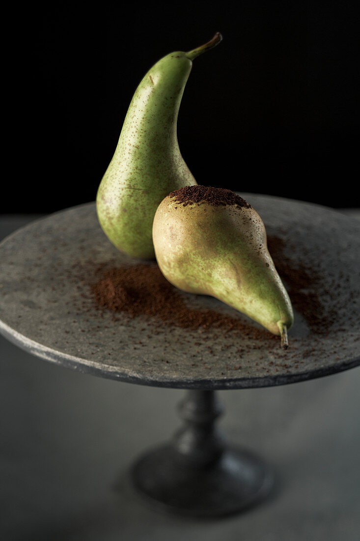 Two pears sprinkled with coffee powder