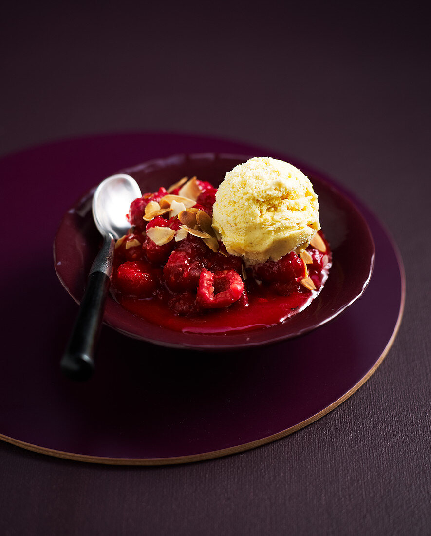 Vanilleeis mit heißen Himbeeren und Mandelblättchen