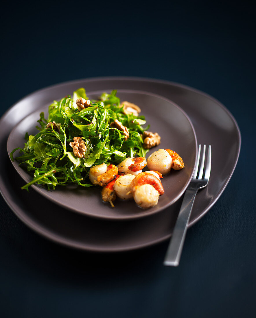 Rocket salad with scallops