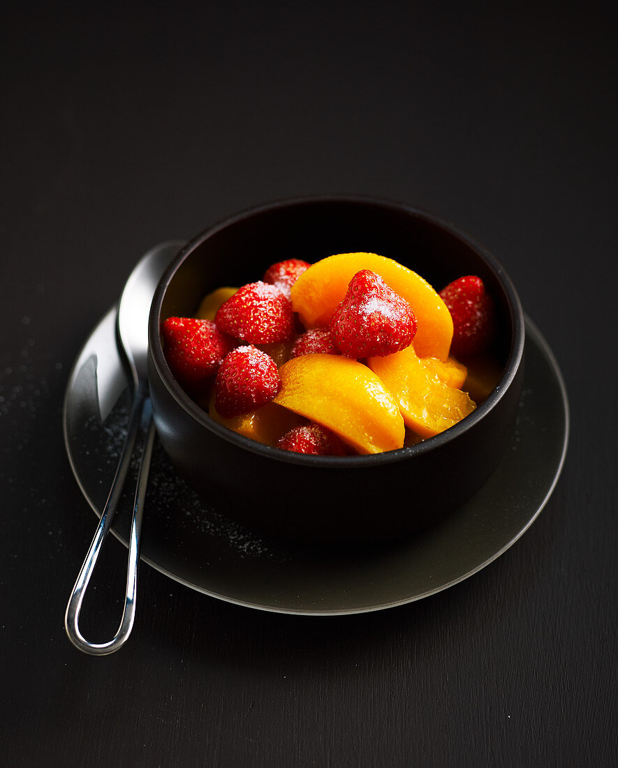 Obstsalat mit Pfirsichen und Erdbeeren