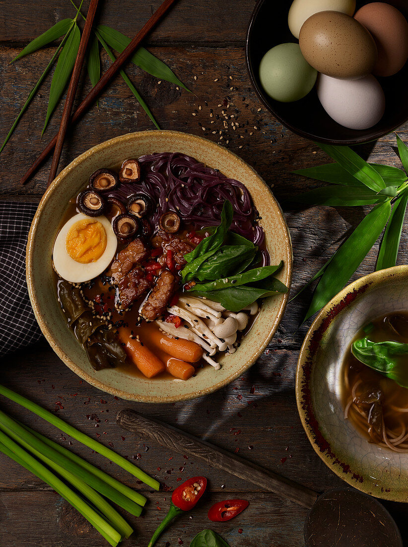 Ramen mit Nudeln, Schweinefleisch, Pilzen, Gemüse und Eiern (Japan)