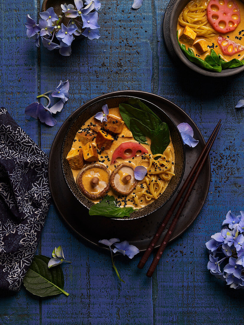 Ramen-Curry mit Tofu, Shiitake und Lotuswurzel