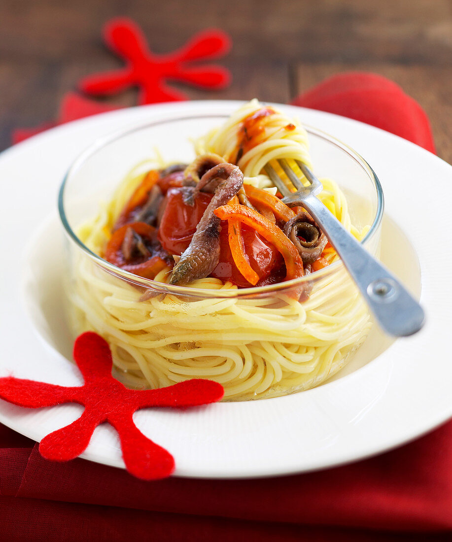 Provençal spaghetti with tomato and anchovies