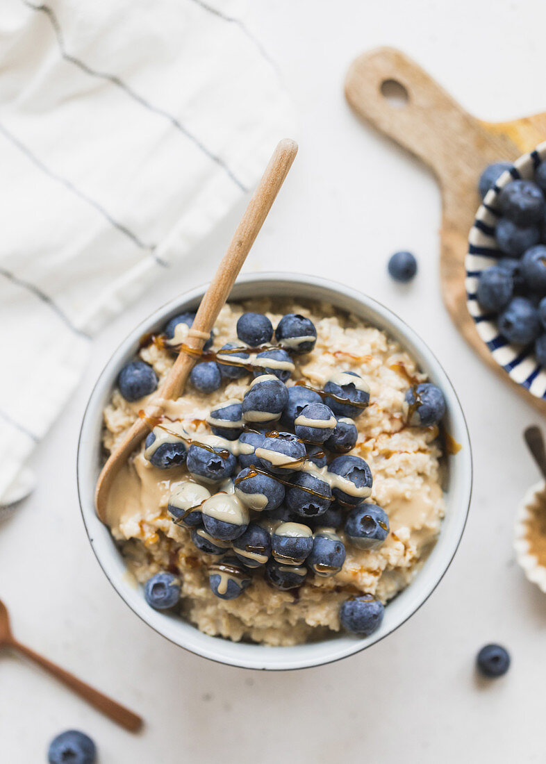 Porridge mit Blaubeeren