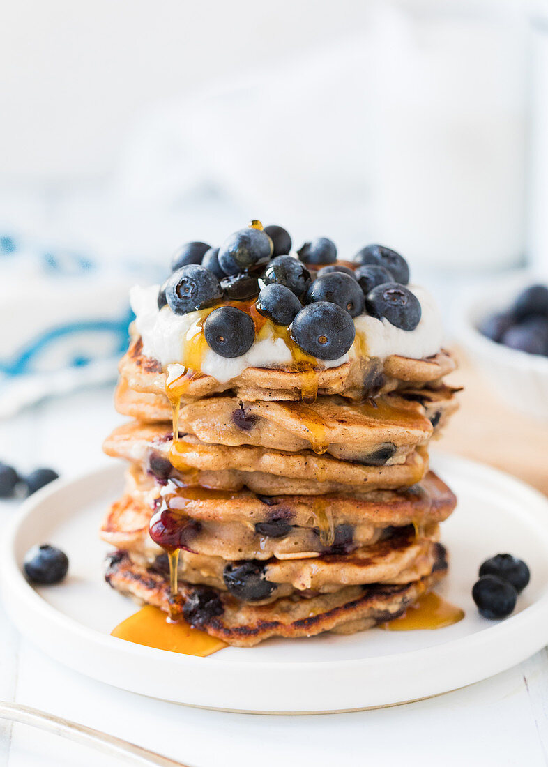 Ein Stapel Blaubeer-Pancakes mit Honig