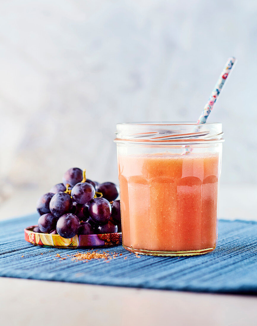 Smoothie mit Trauben, Erdbeeren, Banane und Hanf