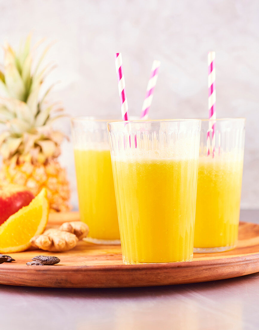 Fruchtsaftgetränk mit grünem Tee, Ananas, Ingwer, Koriander und Zitronensaft