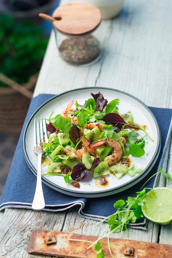 Shrimp salad with kiwi and mixed greens