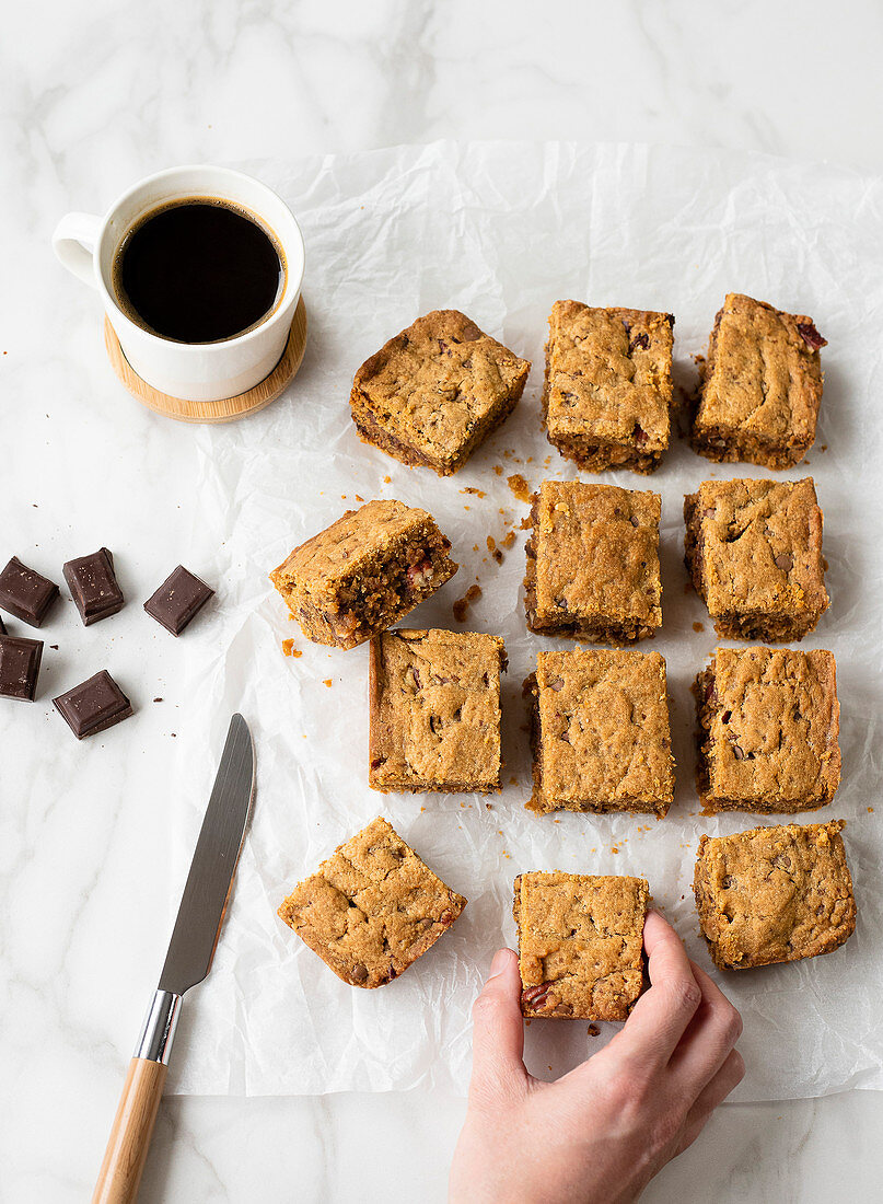 Blondies with wholemeal sugar, chocolate and nuts